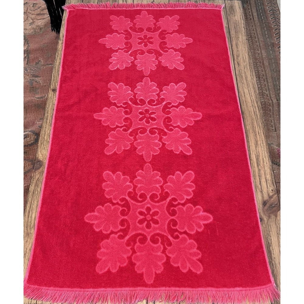 Vintage Cannon Royal Family Red Floral Snowflake Sculpted Cotton Bath Towel